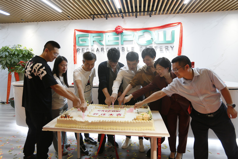 格瑞普公司領導切喬遷蛋糕 格瑞普公司領導切喬遷蛋糕